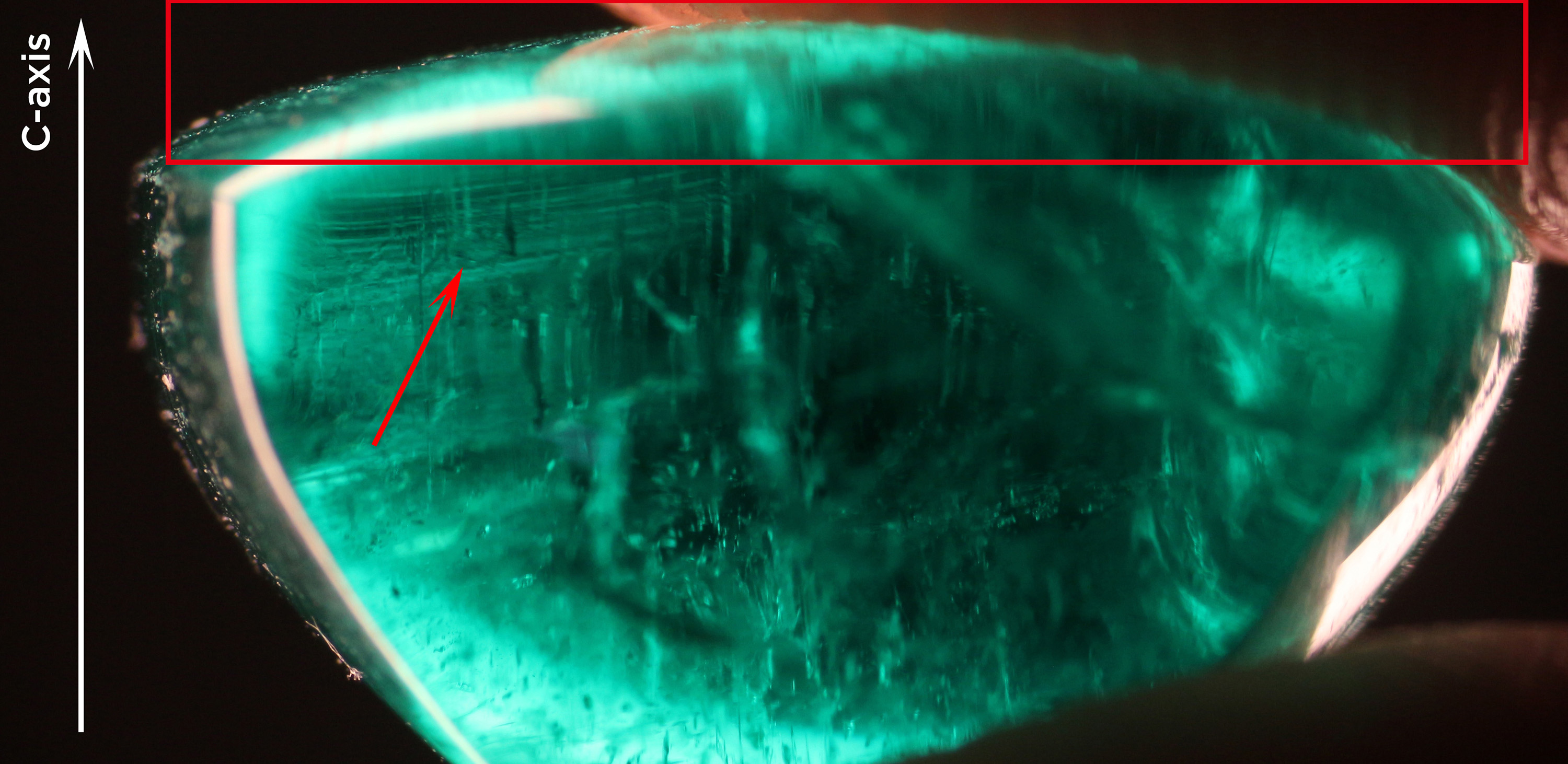 Figure 3-2. Thin layer exhibiting growth lines perpendicular to c-axis of emerald. Photo by Yujie Gao  拷贝.jpg